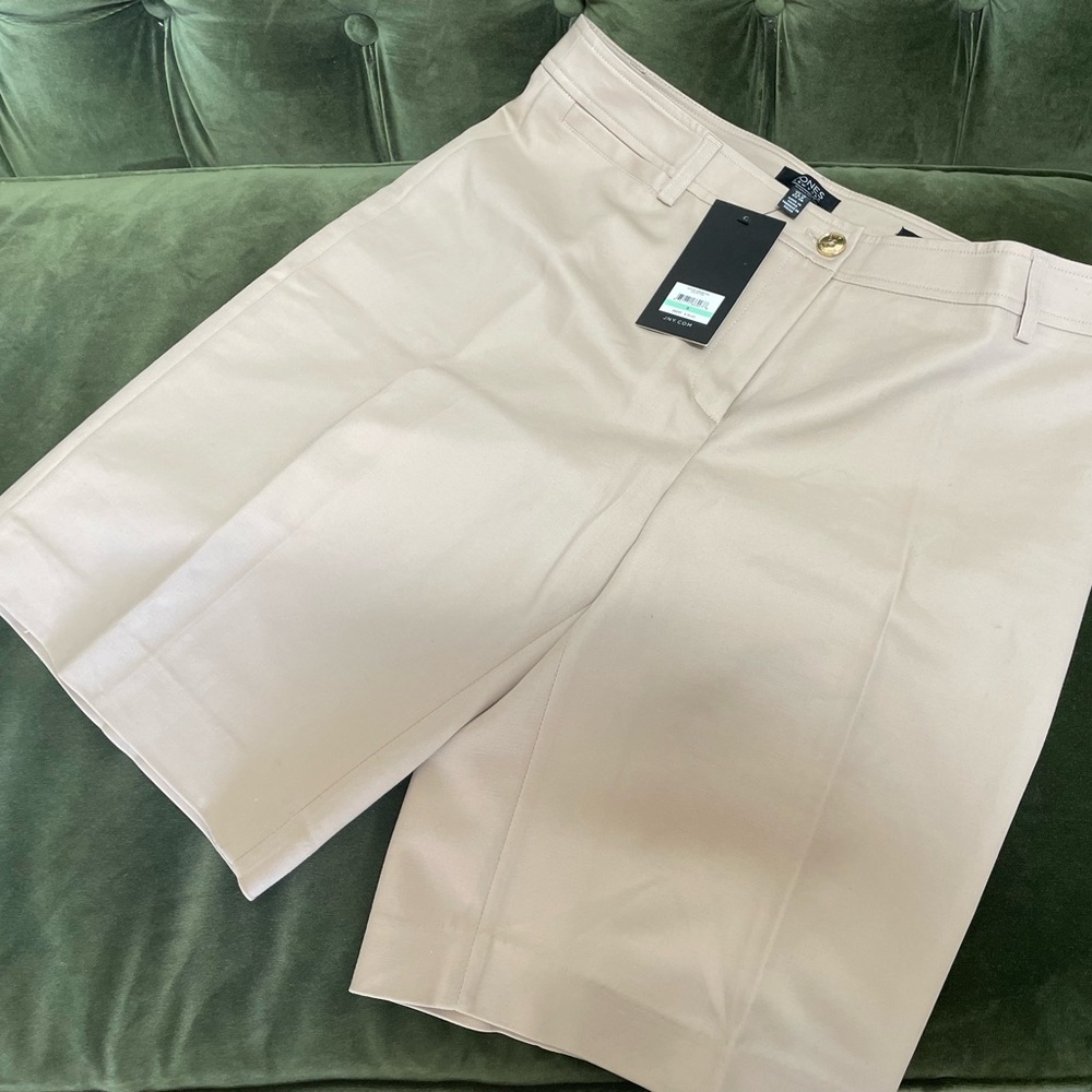 NWT Jones New York khaki stretch Bermuda shorts. Size 8